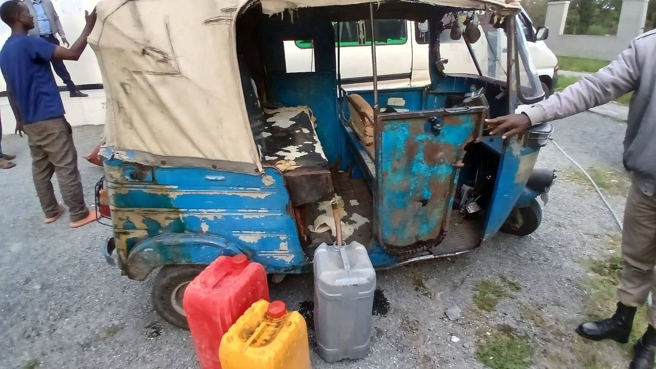 በሀዋሳ ከተማ 120 ሊትር ነዳጅ የሚይዝ ህገ-ወጥ ታንከር በባጃጁ ላይ አስገጥሞ ሲንቀሳቀስ የነበረው ሹፌር ተያዘ