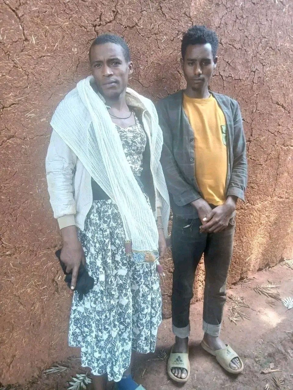 ከላይ በምስሉ የምትመለከቷቸው ወንዶች በተመሳሳይ ፆታ ጋብቻ መስረተው  በመገኘታቸው በቤንሻንጉል ጉምዝ ክልል በባምባሲ ከተማ ፓሊስ በቁጥጥር ስር ዋሉ !