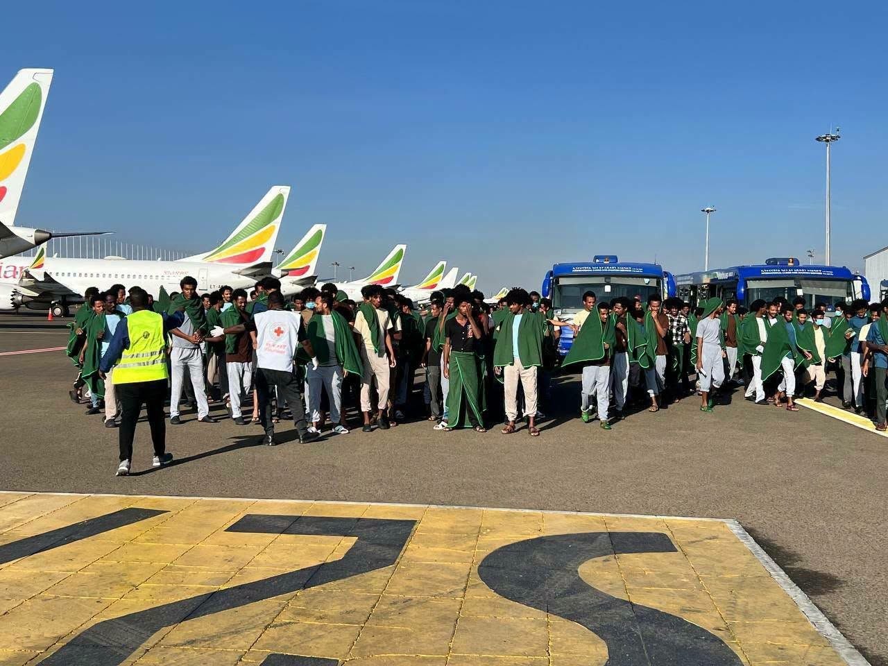 በሳዑዲ ዓረቢያ በአስቸጋሪ ሁኔታ ውስጥ የነበሩ ከ2 ሺህ በላይ ኢትዮጵያውያን ወደ ሀገራቸው ተመለሱ